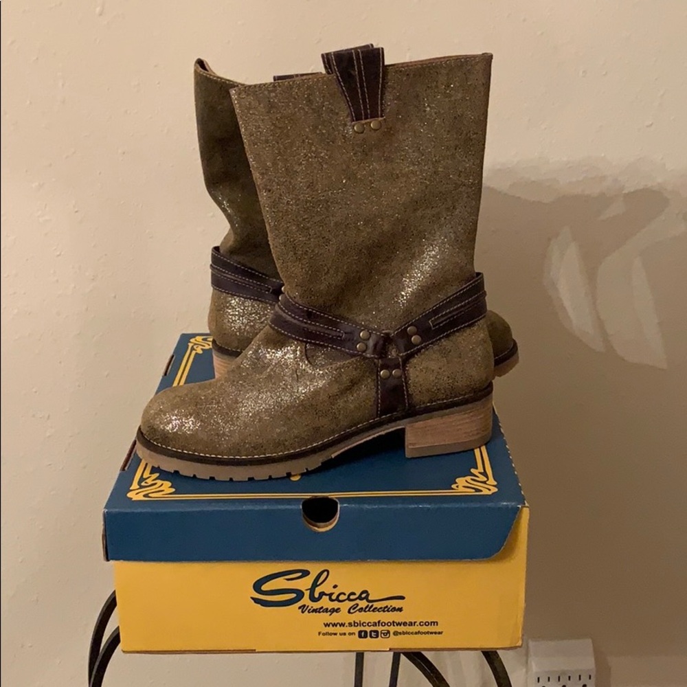 Gold Western Style Boots 👢